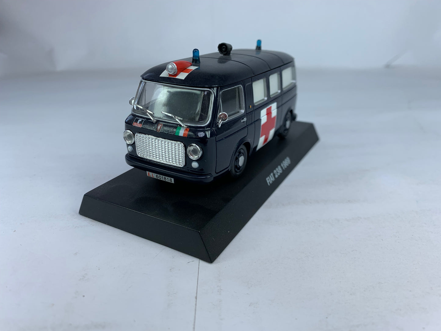 FIAT 238 CARABINIERI ( SCALA 1:43 )