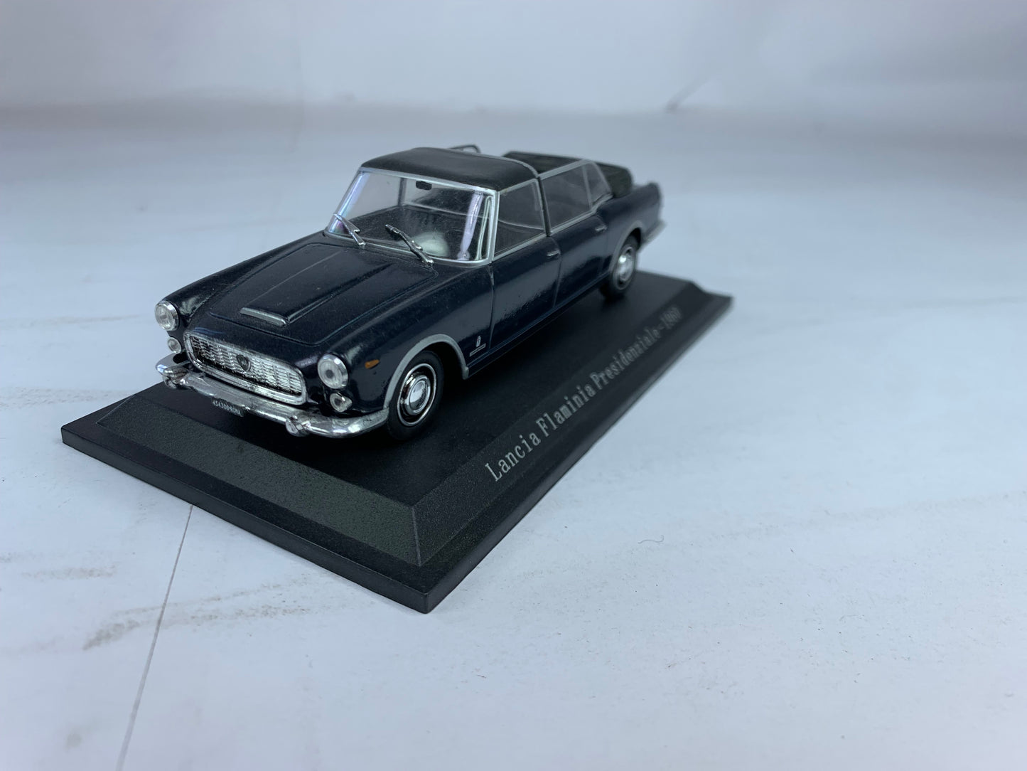 LANCIA FLAMINIA PRESIDENZIALE ( SCALA 1:43 )